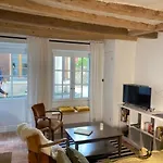La Petite Maison De *