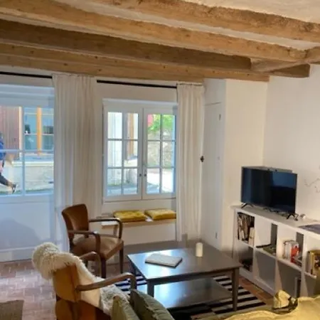 La Petite Maison De *